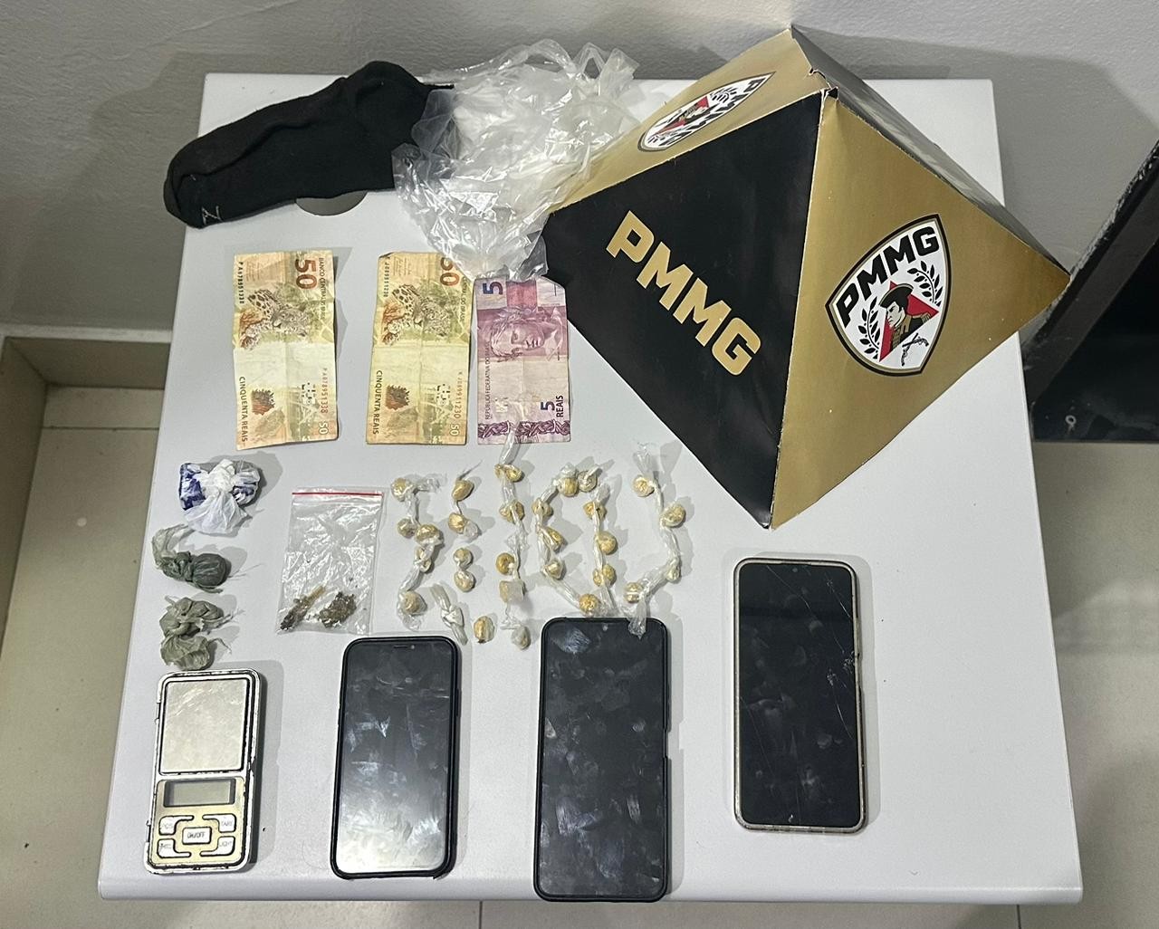 Ao ver a PM, jovens em carro parado e com vidros fechados não conseguem ligar o veículo e são presos por tráfico de drogas