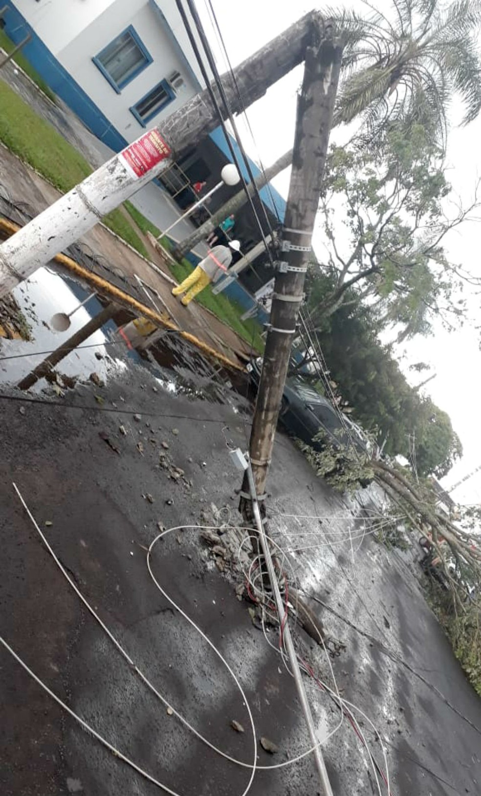 Temporal acompanhado de vento forte causa transtornos em Caxias do