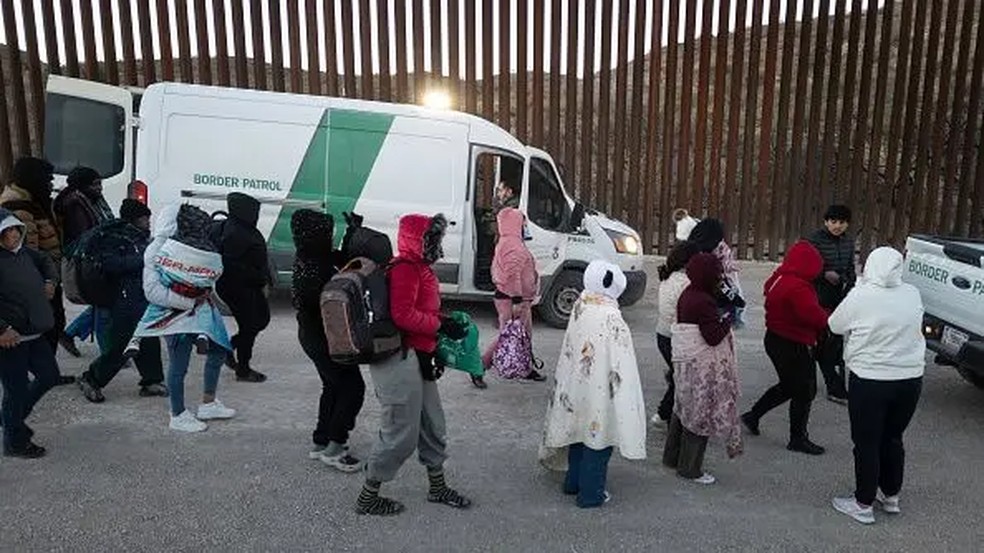 O novo governo Trump vem tratando imigrantes em situação irregular como criminosos — mas, tecnicamente, isso procede? — Foto: Getty Images via BBC