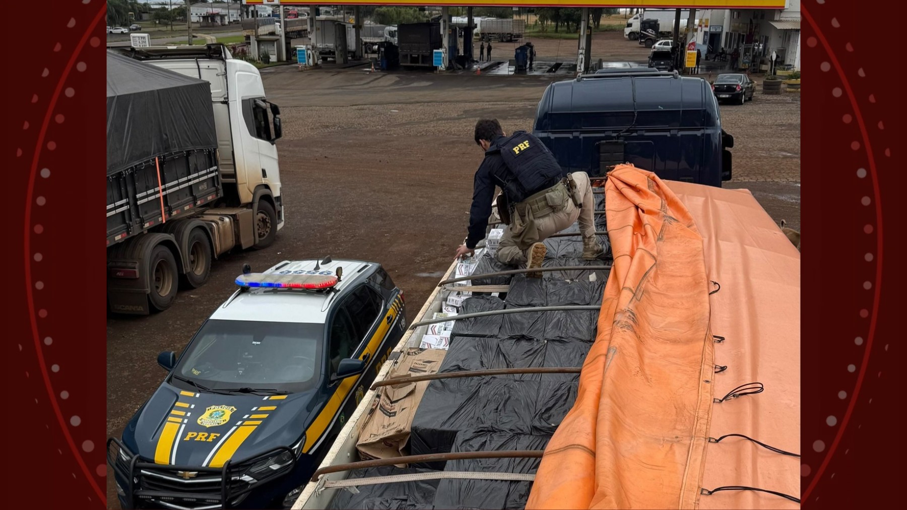 Caminhoneiro mente sobre pane mecânica e carreta vazia, e polícia descobre 200 mil maços de cigarros contrabandeados, no Paraná