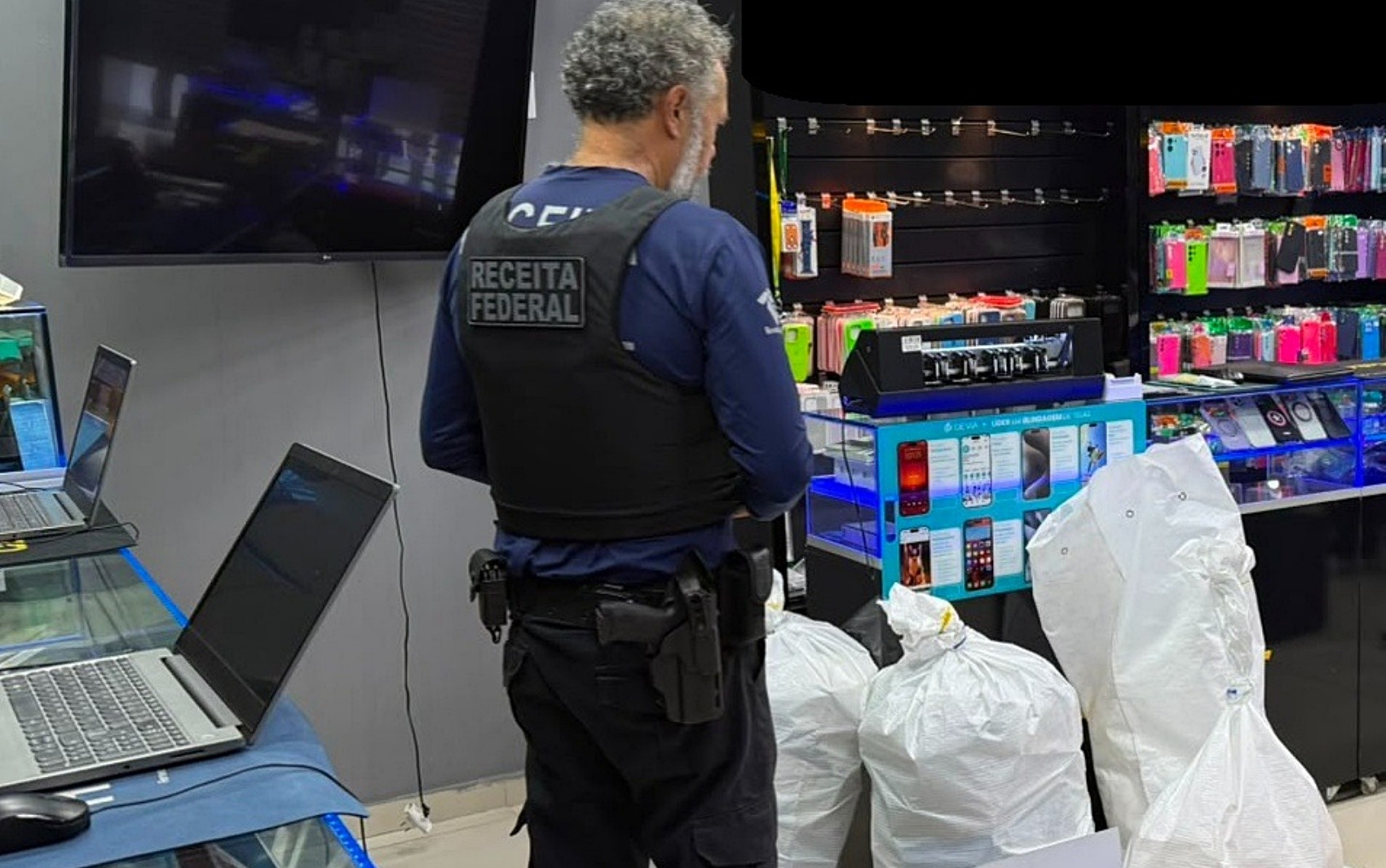 Operação apreende 35 celulares com indícios de importação irregular em lojas de Poços de Caldas, MG