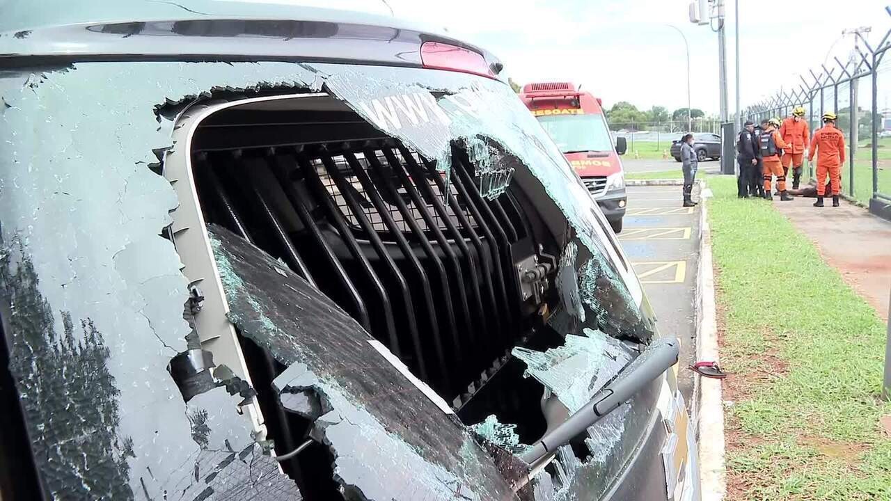 Homem é preso, se altera e quebra vidro de carro da polícia com a cabeça