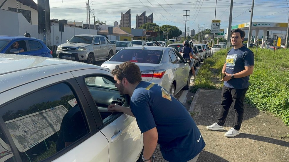 Dia Livre de Impostos tem filas por gasolina a R$ 4,49 em Natal — Foto: Sérgio Henrique Santos/Inter TV