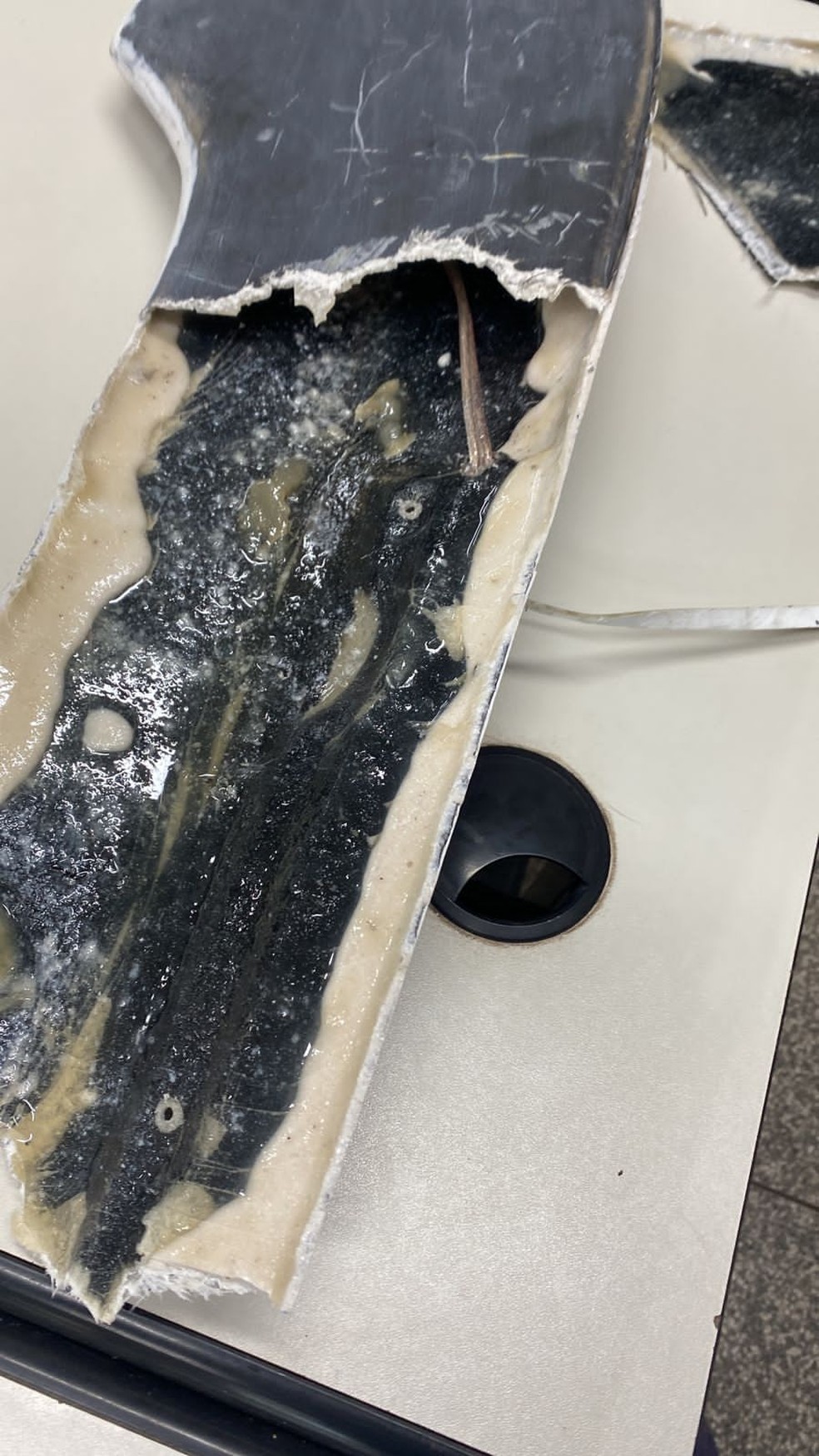 Cocaína escondida dentro de para-choque de caminhonente apreendido em MS — Foto: Receita Federal/Divulgação