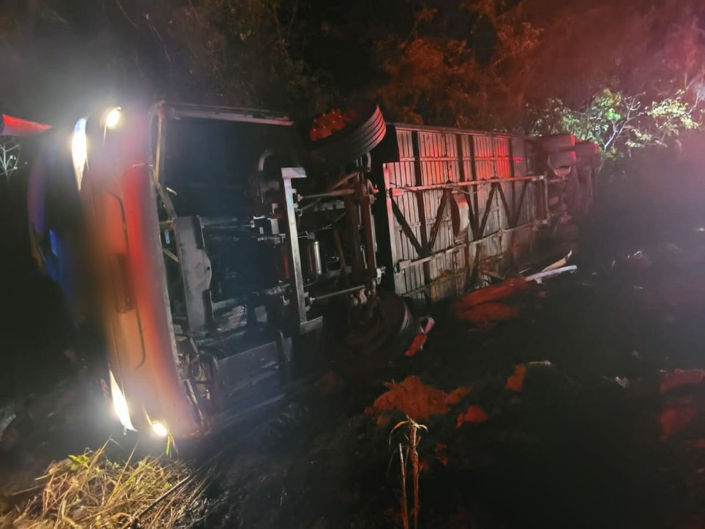 Ônibus tomba e deixa dois mortos na BR-251 em Salinas - Mobilidade BH
