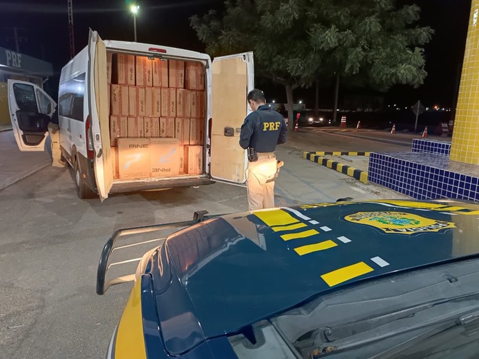 Cigarros contrabandeados foram encontrados em van abandonada no RN — Foto: Divulgação