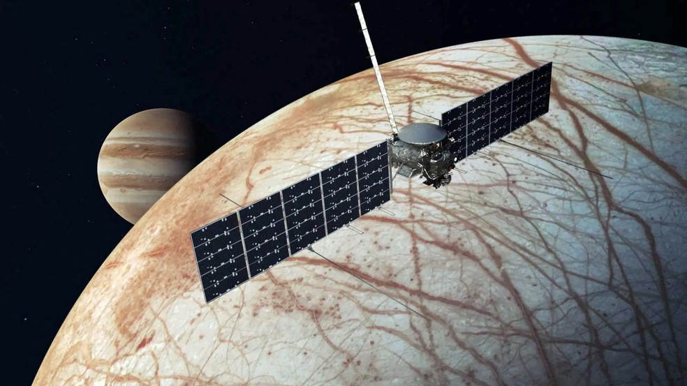 Ilustração mostra a nave espacial Europa Clipper da Nasa voando perto da lua Europa de Júpiter. — Foto: NASA/JPL-Caltech/Handout