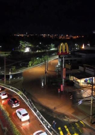 Chuva forte causa alagamentos em ruas e avenidas de São Carlos