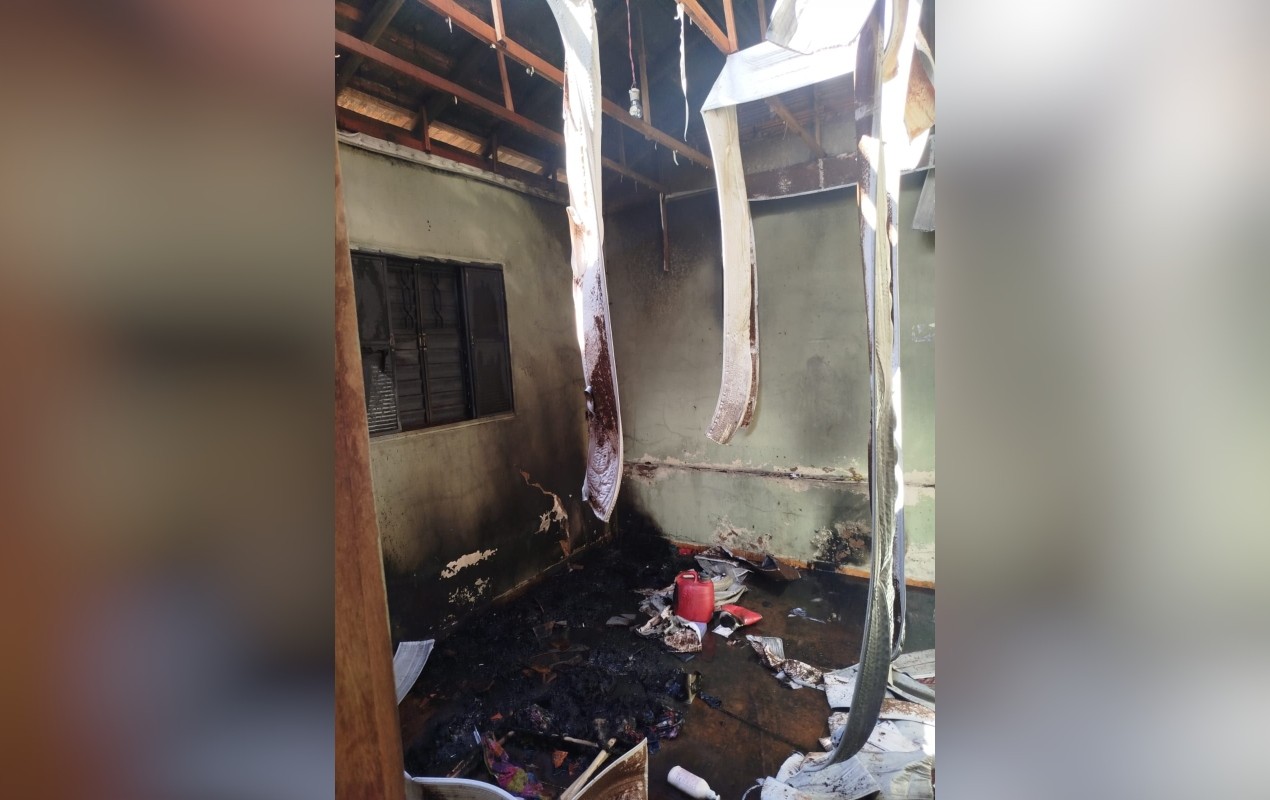 Mulher tem casa incendiada depois de ser agredida por ex-companheiro em Cerqueira César; homem fugiu