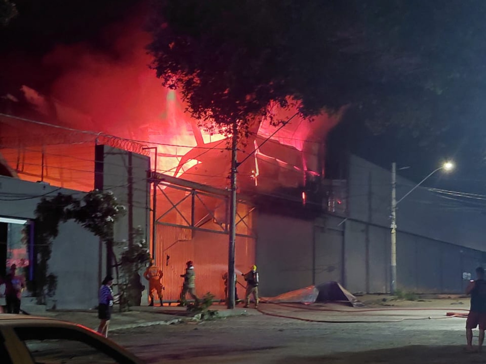 Incêndio destrói depósito de supermercado em Governador Valadares