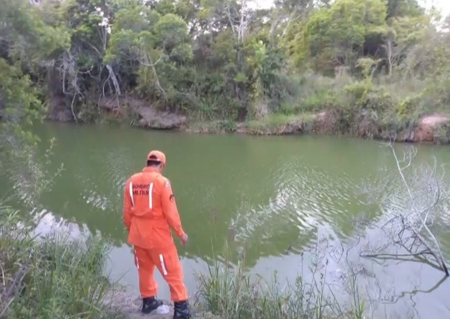 Criança morre afogada após mergulhar com o pai em lagoa na Bahia