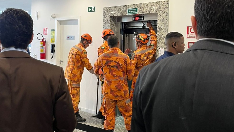 Ministro ficou preso em elevador durante evento na capital cearense. — Foto: Luana Barros / Sistema Verdes Mares