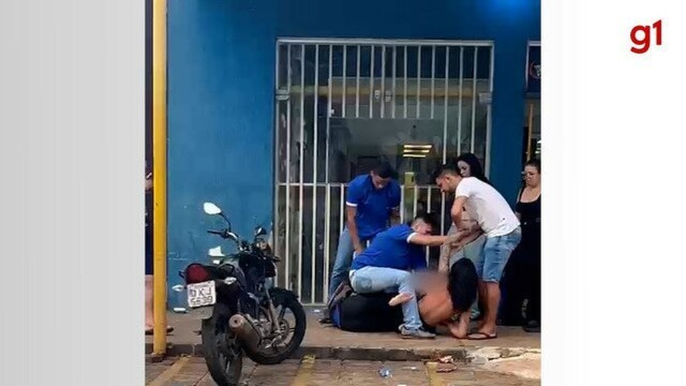 Motorista brigou com funcionária antes de invadir distribuidora de bebidas com carro — Foto: Reprodução/Redes Sociais