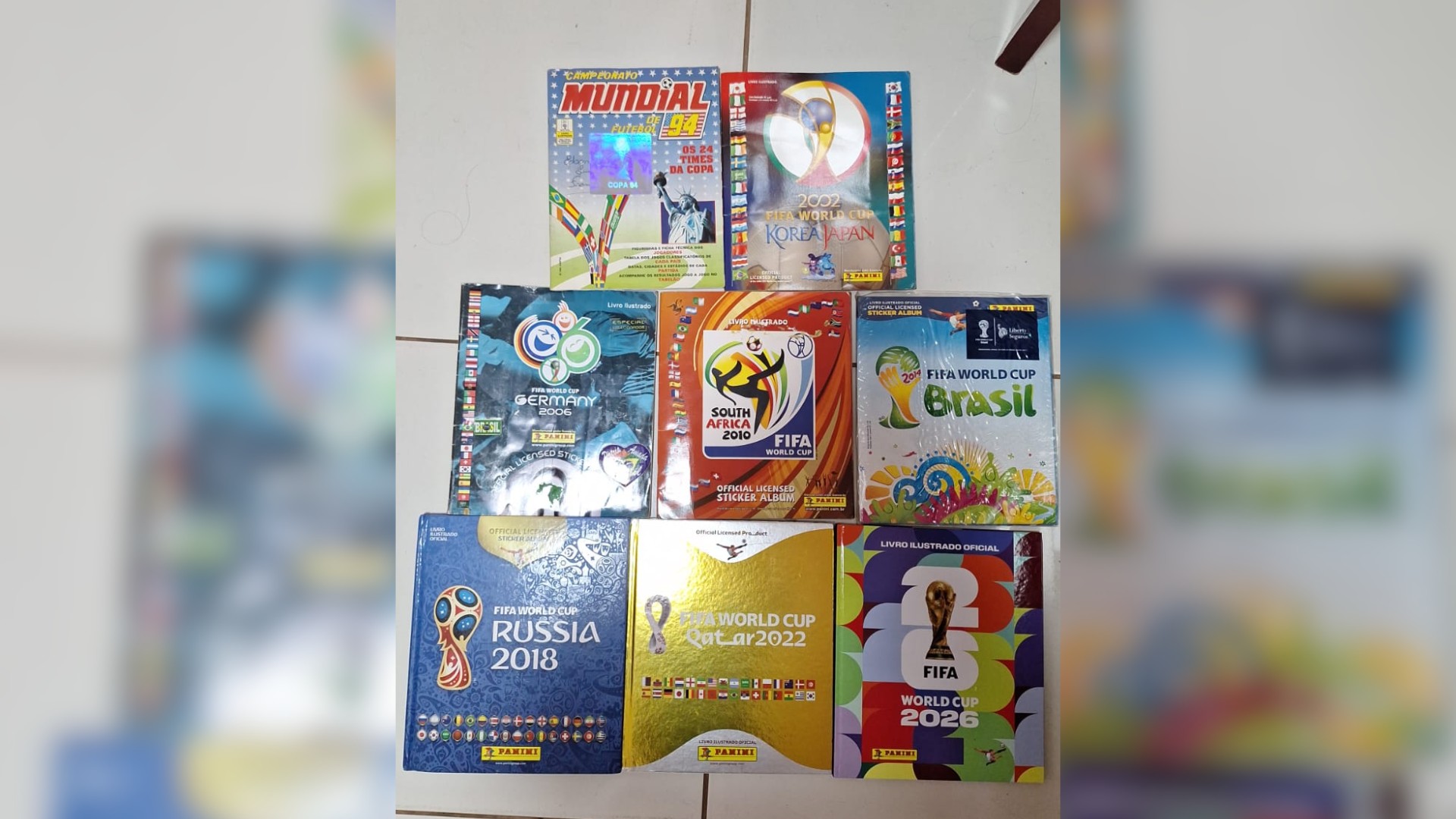 De álbum de marca de chiclete ao oficial, homem mantém tradição com figurinhas da Copa do Mundo há quase 50 anos