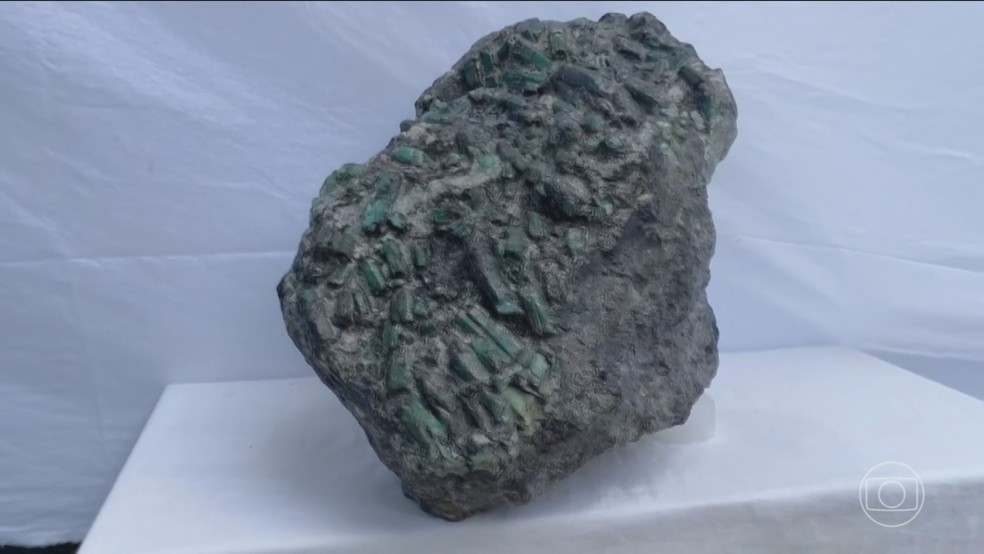 Esmeralda de 69 kg avaliada em R$ 1 bilhão é arrematada por R$ 50 milhões em leilão na Bahia — Foto: Jornal Nacional/ Reprodução