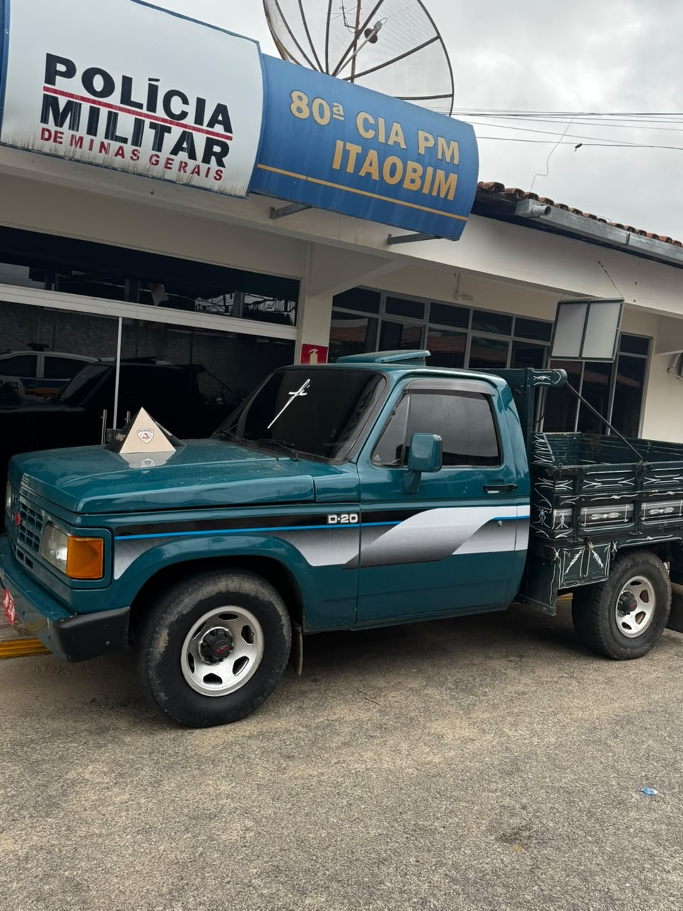 Homem vai à casa da ex, faz ameaças e é preso com arma e facão no carro em Itaobim