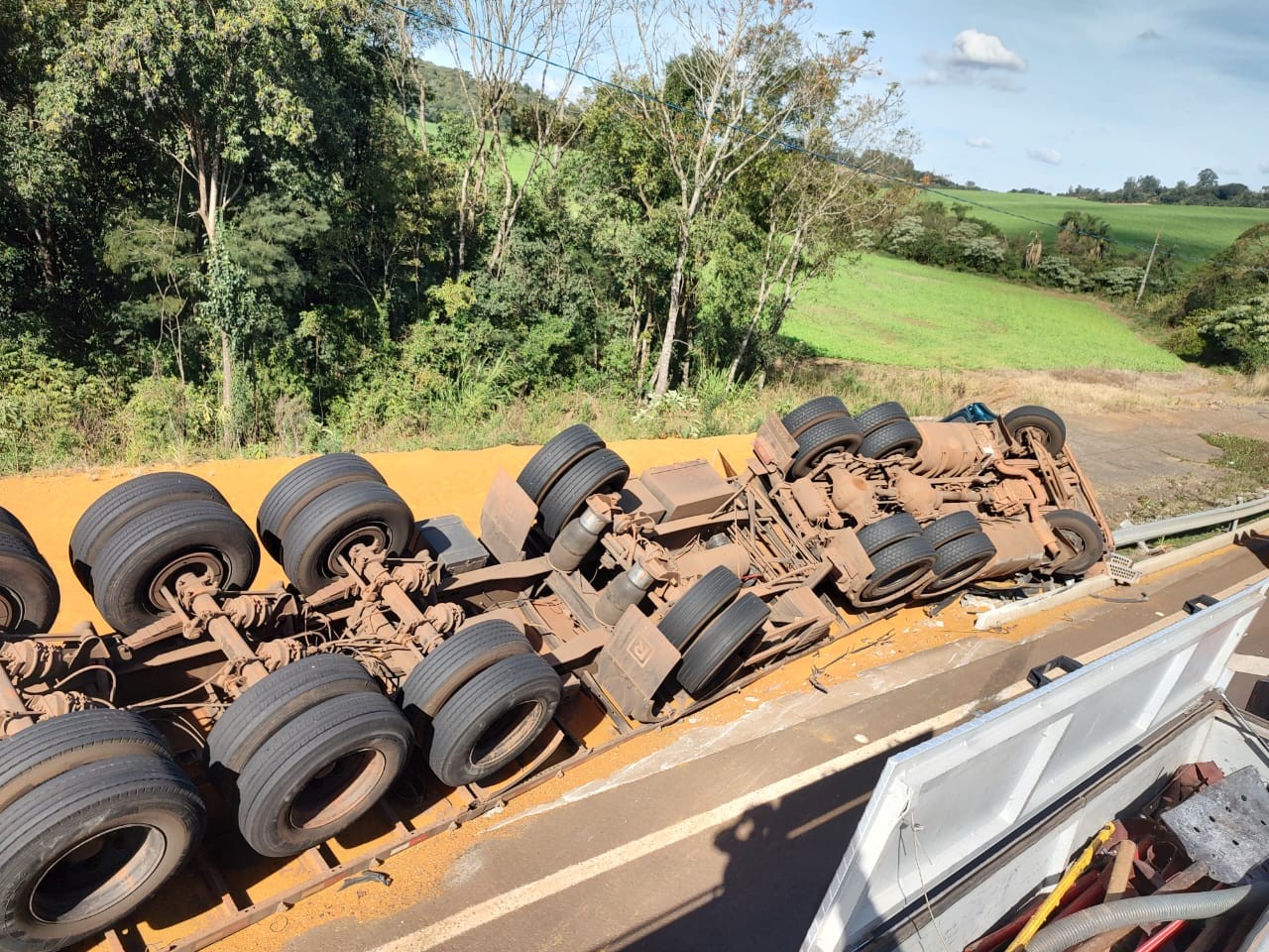 Esposa de motorista morre soterrada por carga de caminhão que tombou na BR-282, em SC