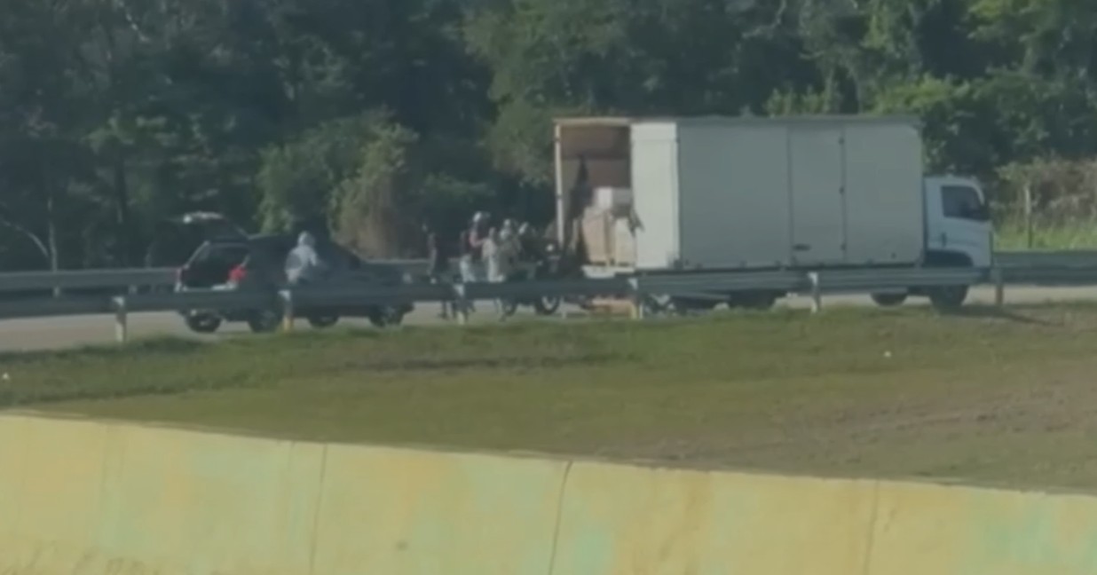 Criminosos rendem motorista de caminhão e roubam carga de armas na SP-300 em Itupeva