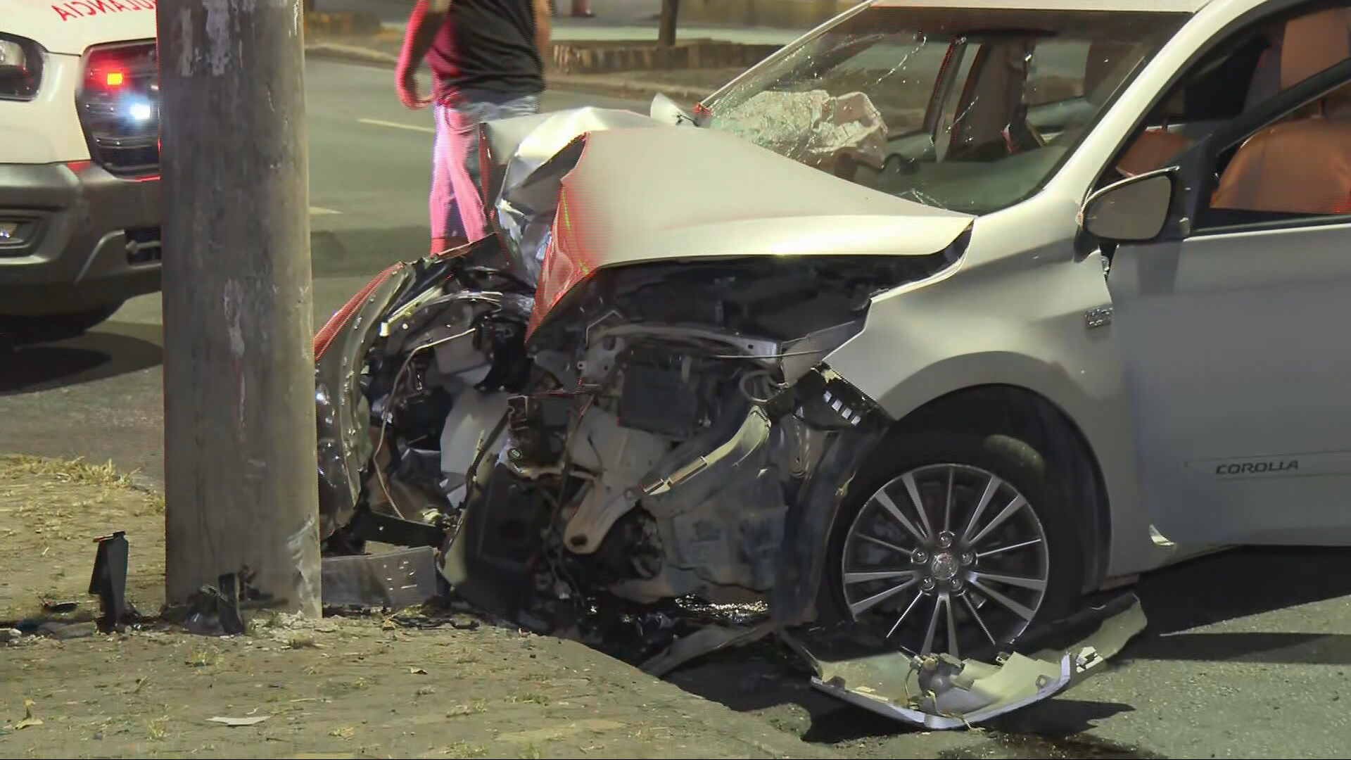 Mulher com sinais de embriaguez bate carro em poste em BH