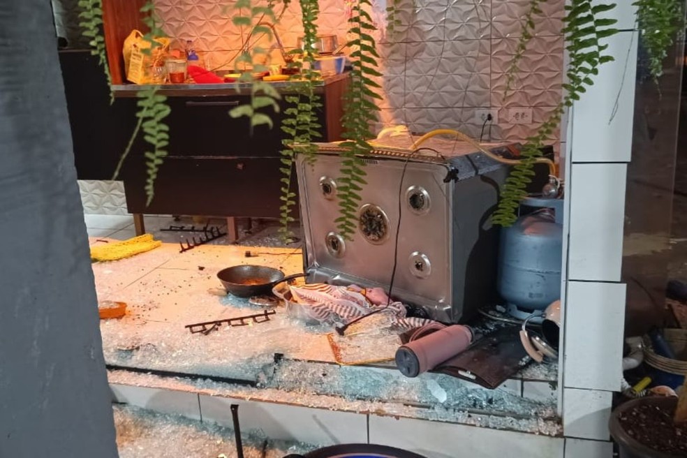 Robson quebrou vários móveis e objetos da casa.  — Foto: Polícia Militar (PM-PR)