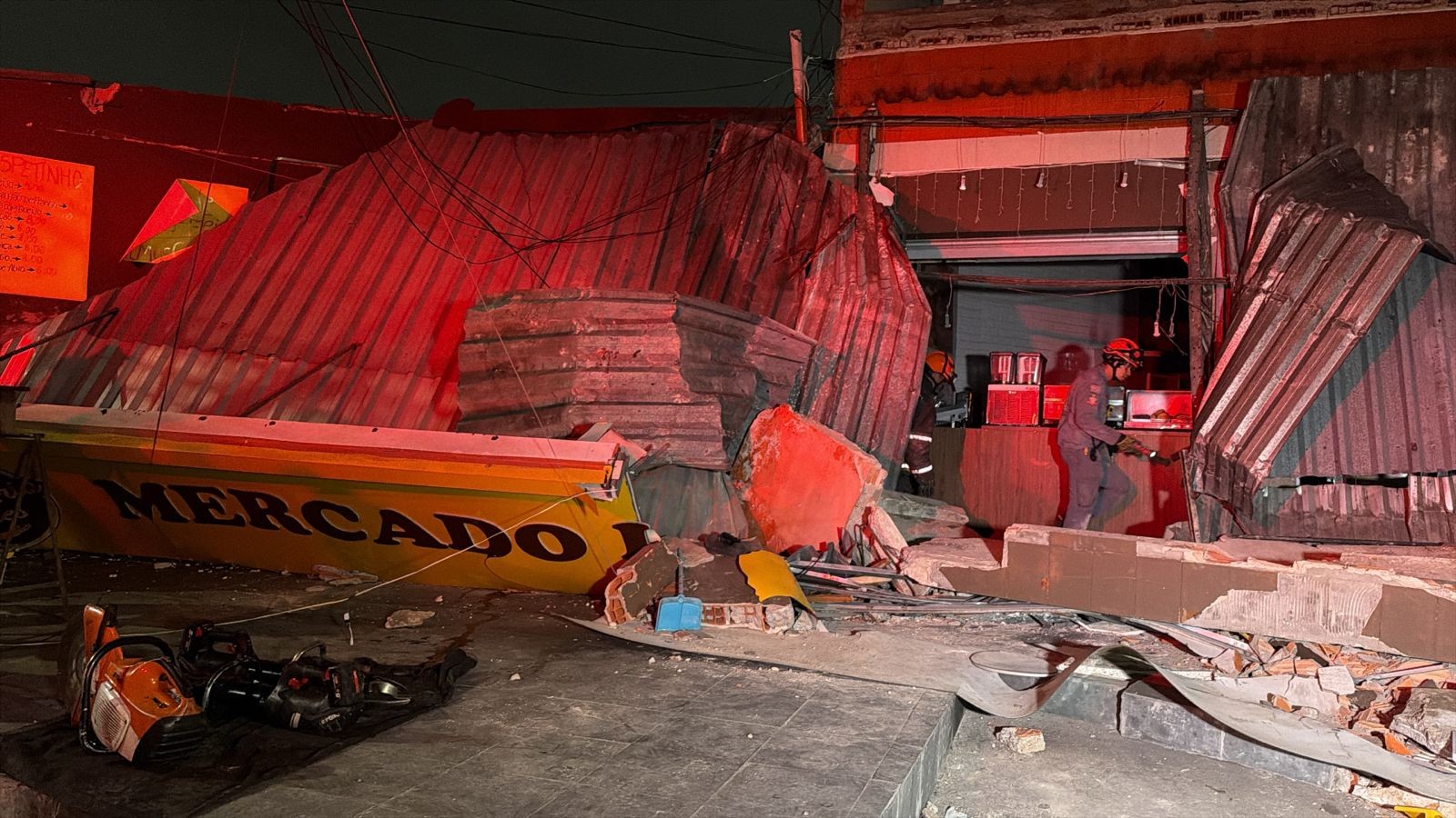 Teto de comércio desaba no Capão Redondo, Zona Sul de SP