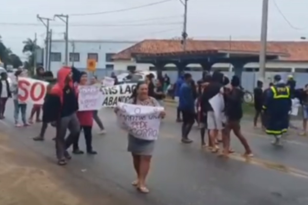 Protesto em Martins Lage cobra obras e melhorias próximo à BR-356, em Campos