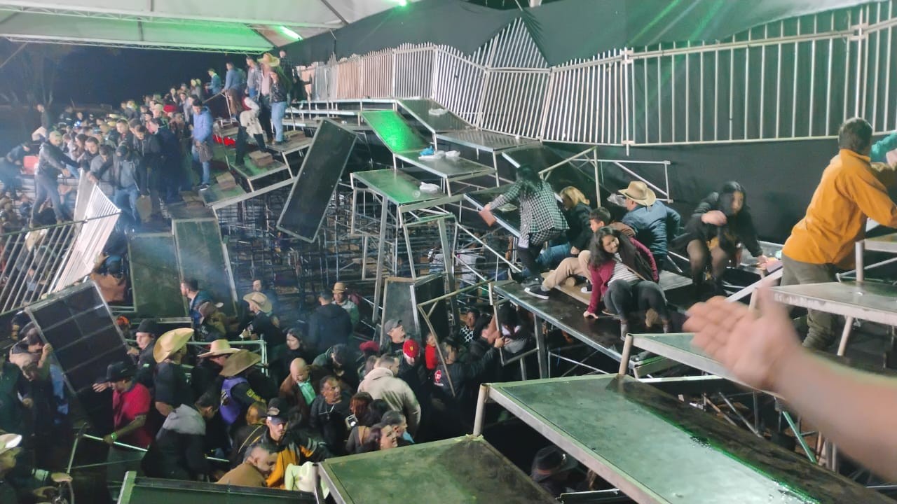 Arquibancada desaba antes de show da dupla Gian e Giovani em SP e deixa cerca de 60 vítimas; VÍDEO