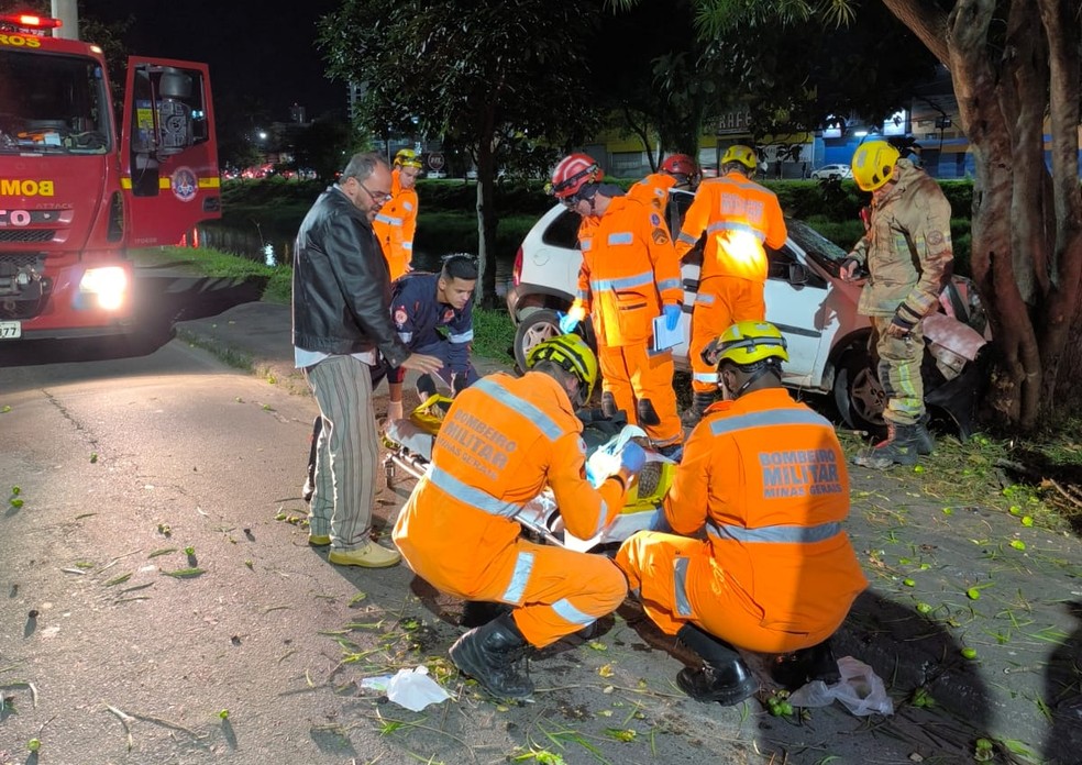 Jovem bateu em uma árvore e morreu horas depois no HPS — Foto: Corpo de Bombeiros/Divulgação