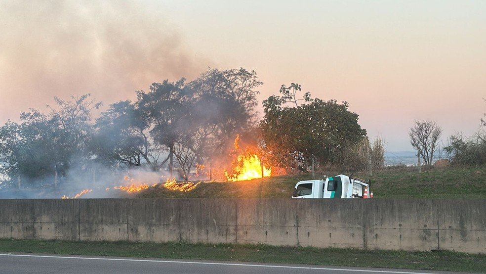 A fumaça dificultou a passagem dos motoristas — Foto: Arquivo pessoal