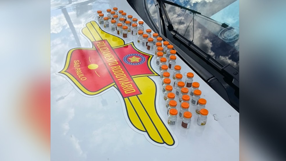 Ampolas de rem&eacute;dio ilegal para emagrecer foram apreendidos com passageira de &ocirc;nibus, na SP-300, em Andradina (SP), na quinta (26) &mdash; Foto: Pol&iacute;cia Rodovi&aacute;ria/Divulga&ccedil;&atilde;o