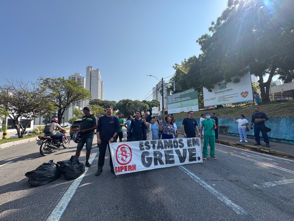 Funcionários terceirizados entram em greve no Walfredo Gurgel — Foto: Sérgio Henrique Santos/Inter TV Cabugi