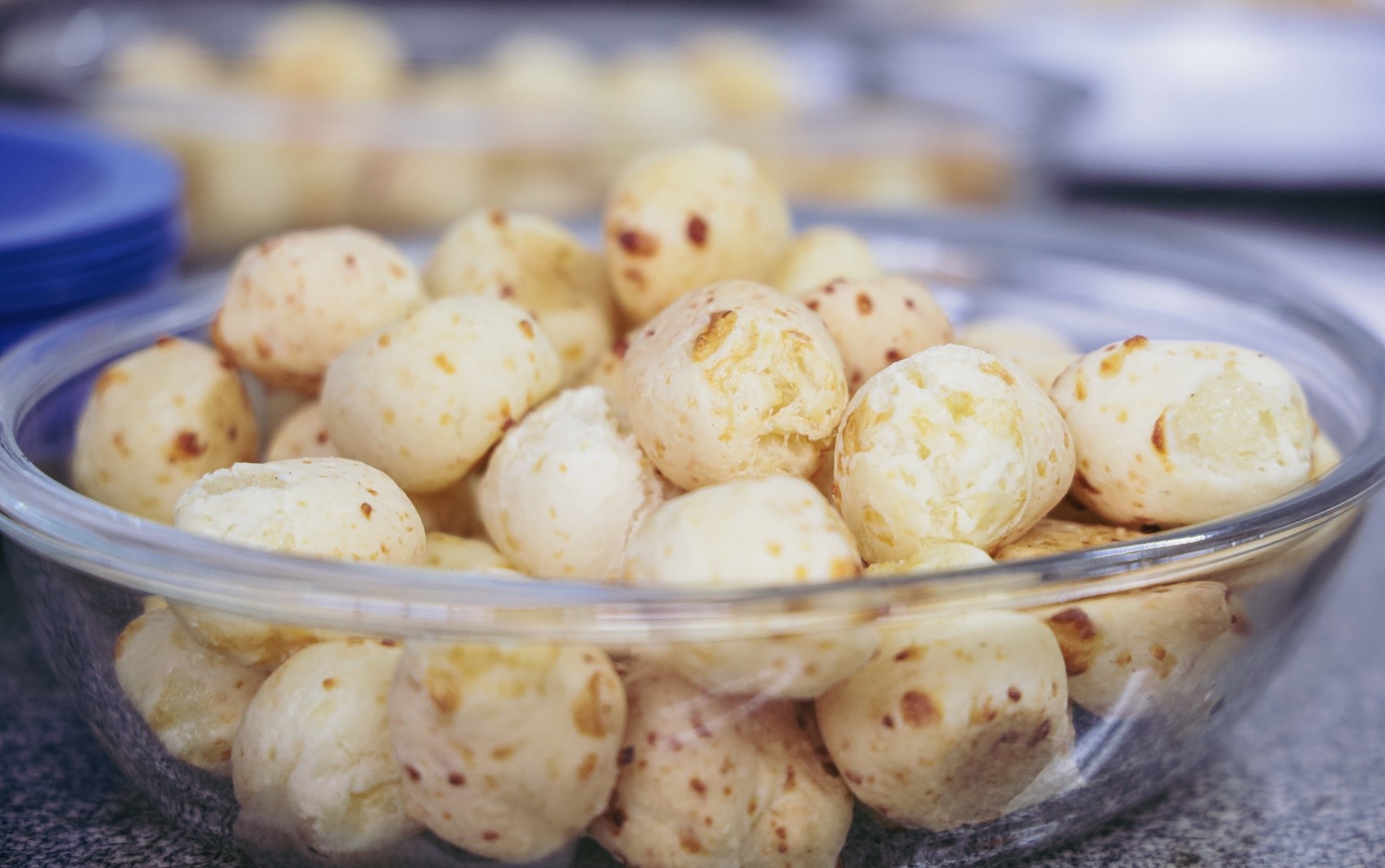 Competição em MG desafia participantes a comer 1 kg de pão de queijo em 3 minutos