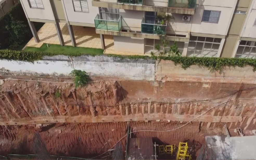 Segundo prédio evacuado após parte de rua desabar não tem risco para moradores, aponta laudo da empresa — Foto: Reprodução/TV Anhanguera