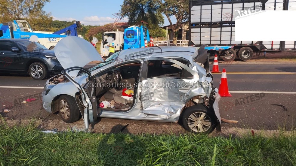 Engavetamento envolvendo caminhão e dois carros deixa feridos em rodovia de Martinópolis (SP) — Foto: Reprodução/Artesp