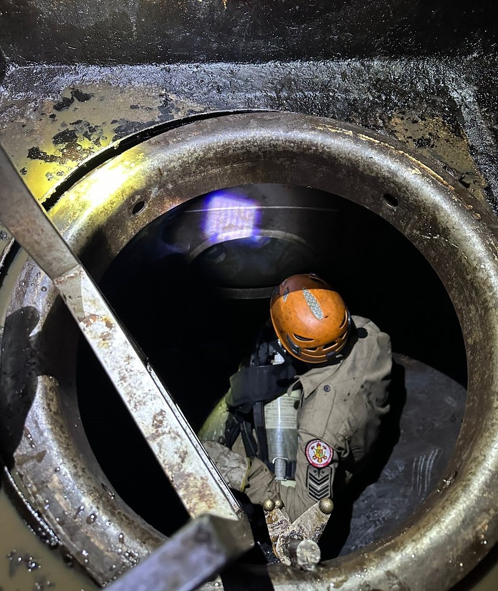 Resgate do corpo das vítimas durou sete horas — Foto: Corpo de Bombeiros