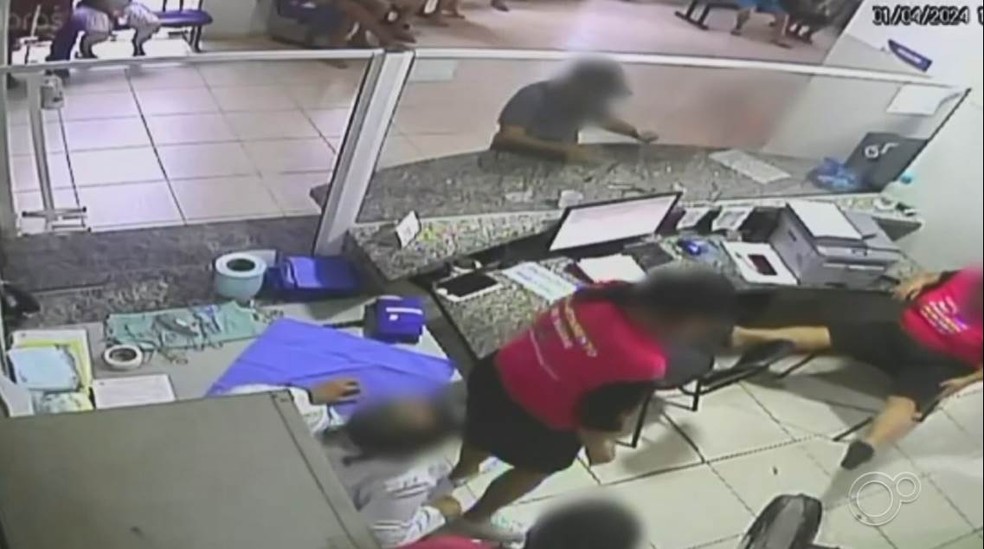 Homem arremessou escorpiões em direção às atendentes de centro de saúde de Santo Antônio do Aracanguá (SP) — Foto: Reprodução/Circuito de segurança
