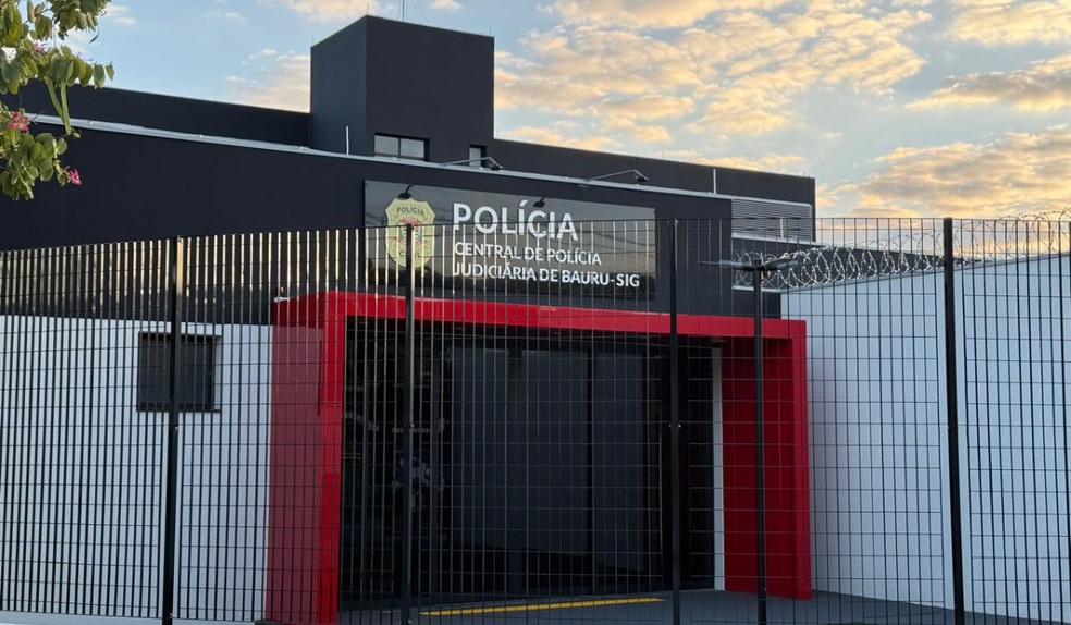 2 de 2
As duas mulheres foram presas em flagrante pela Central de Polícia Judiciária (CPJ) de Bauru — Foto: Gabriel Pelosi/TV TEM
