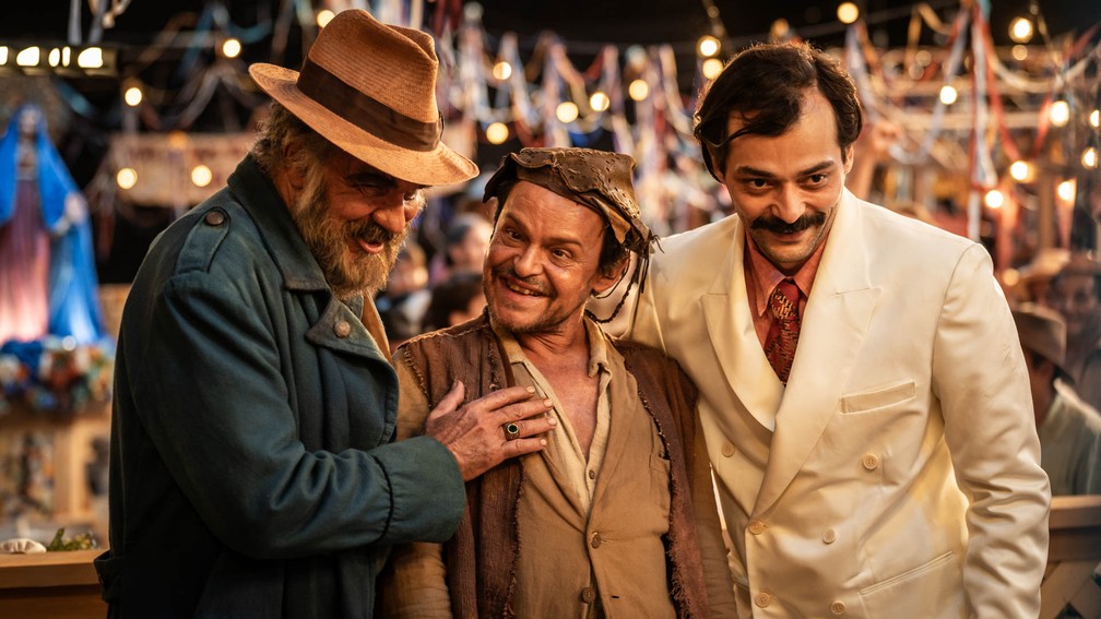 João Grilo (Matheus Nachtergaele) vira objeto de interesse do Coronel  Ernani (Humberto Martins) e Arlindo (Eduardo Sterblitch) em 'O Auto da Compadecida 2' — Foto: Laura Campanella/Divulgação