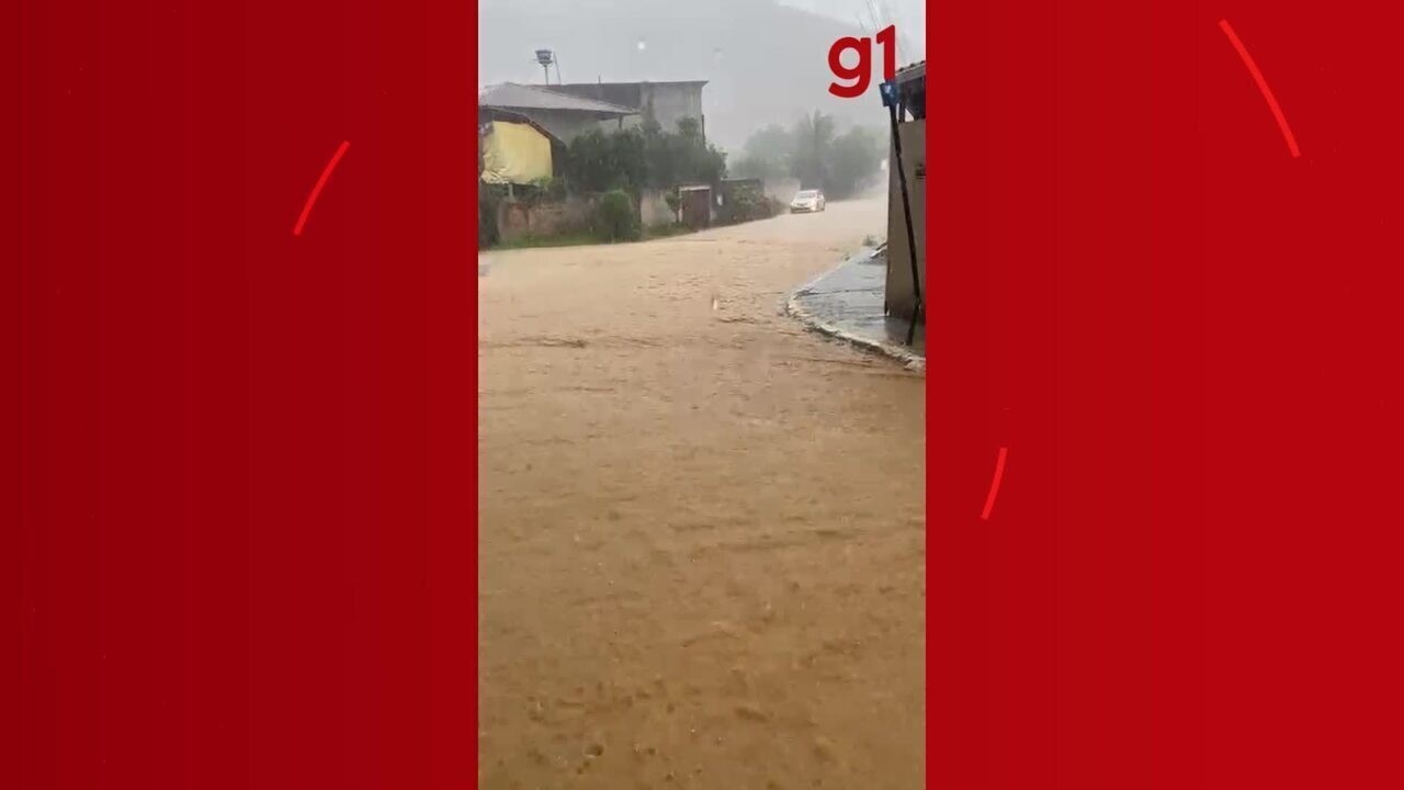 VÍDEO: Enxurrada causada por temporal assusta moradores em Marliéria 