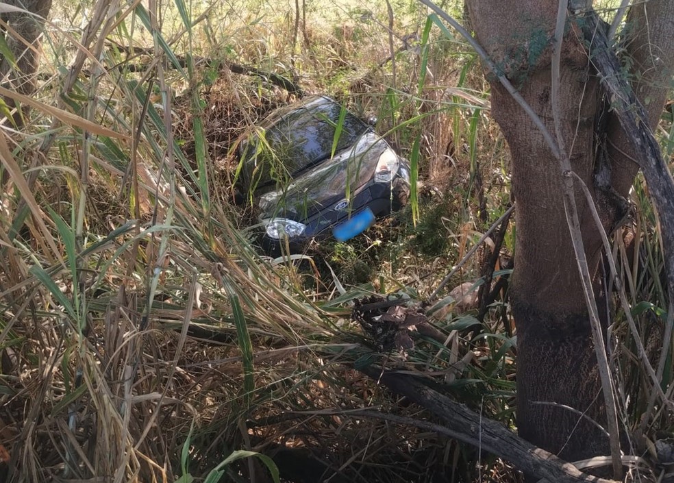 Carro caiu em ribanceira em Irapuru (SP) — Foto: Polícia Militar Rodoviária