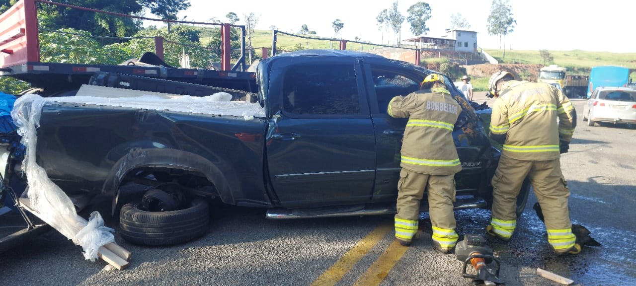 Batida entre caminhonete e carreta deixa mortos na BR-381