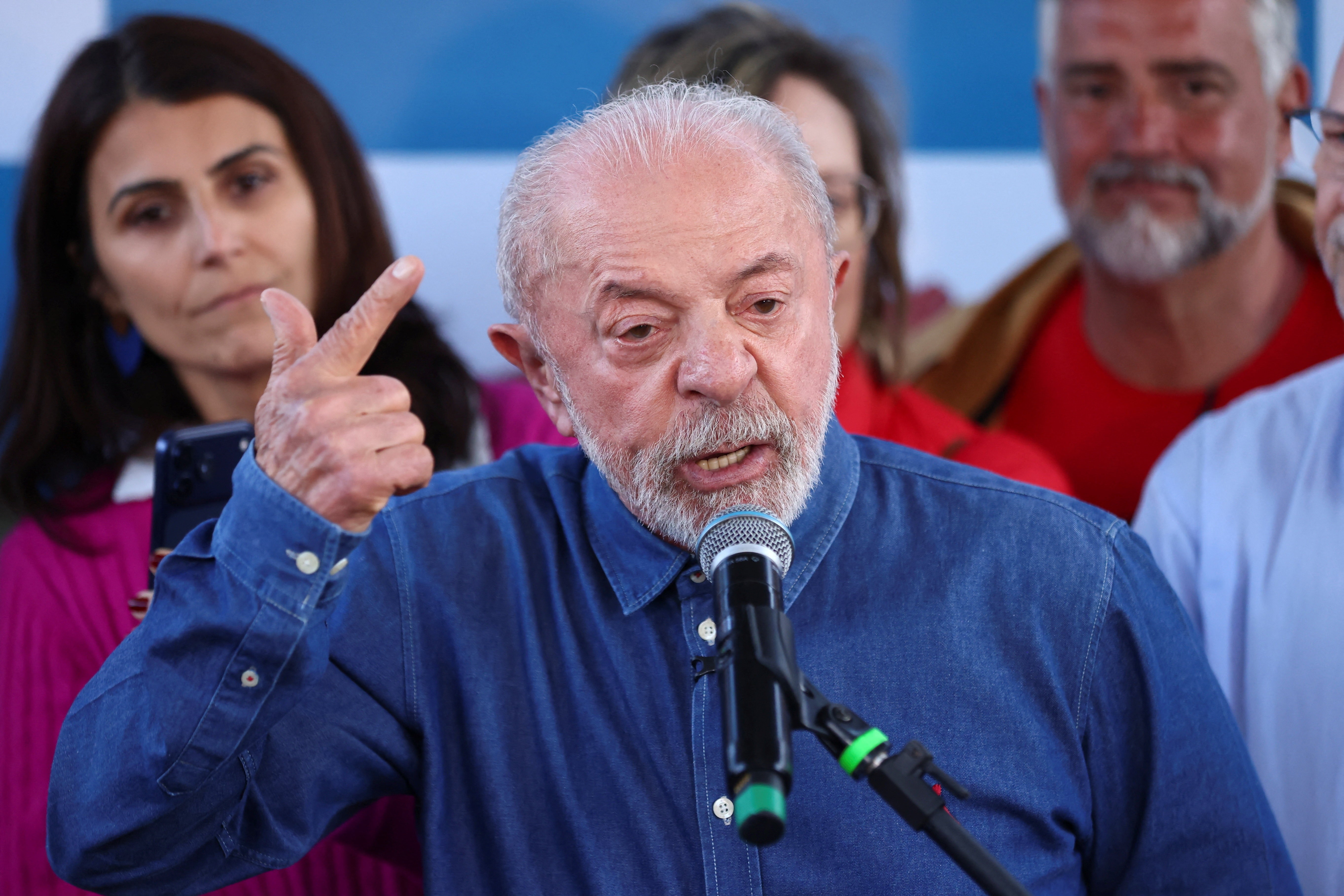 Lula protocola documento no TSE em que diz que libera a divulgação de sigilos dele e de parentes se Flávio também o fizer