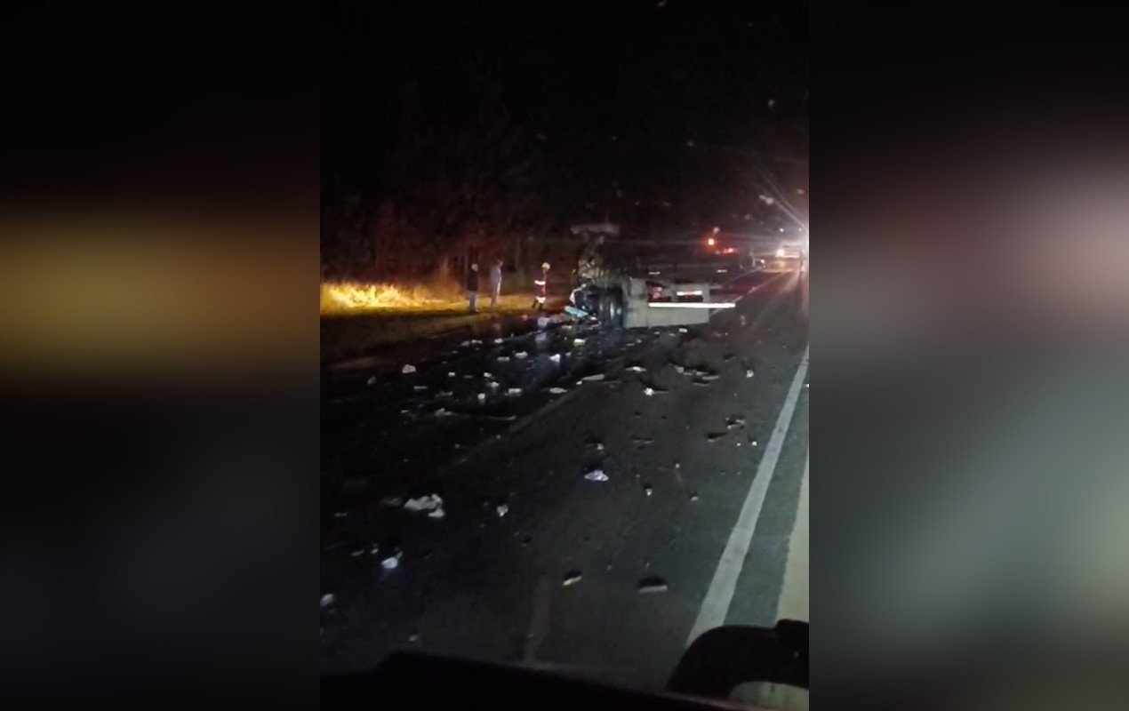 Caminhoneiro sobre mal súbito e bate contra duas carretas na SP-258 em Capão Bonito
