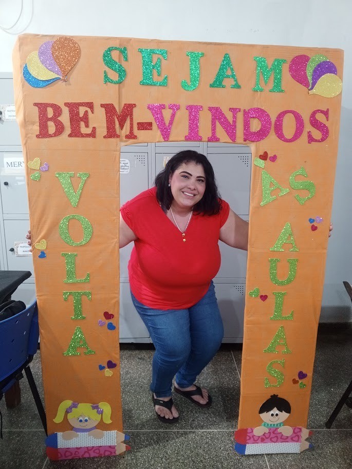 Professora é presa por engano em escola de Rondônia após erro em processo de Goiás: 'Humilhação'