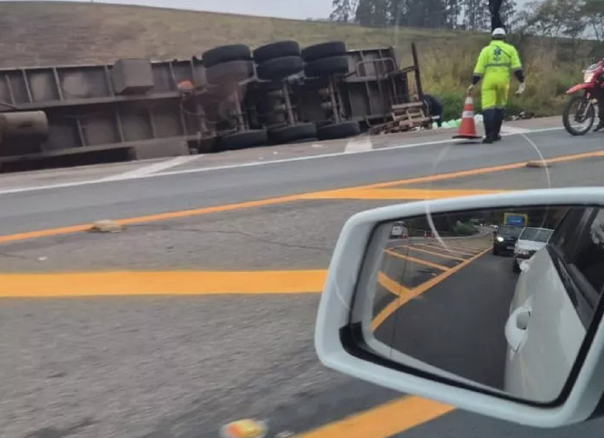 Carreta tomba fora da pista da BR-040 e motorista morre 