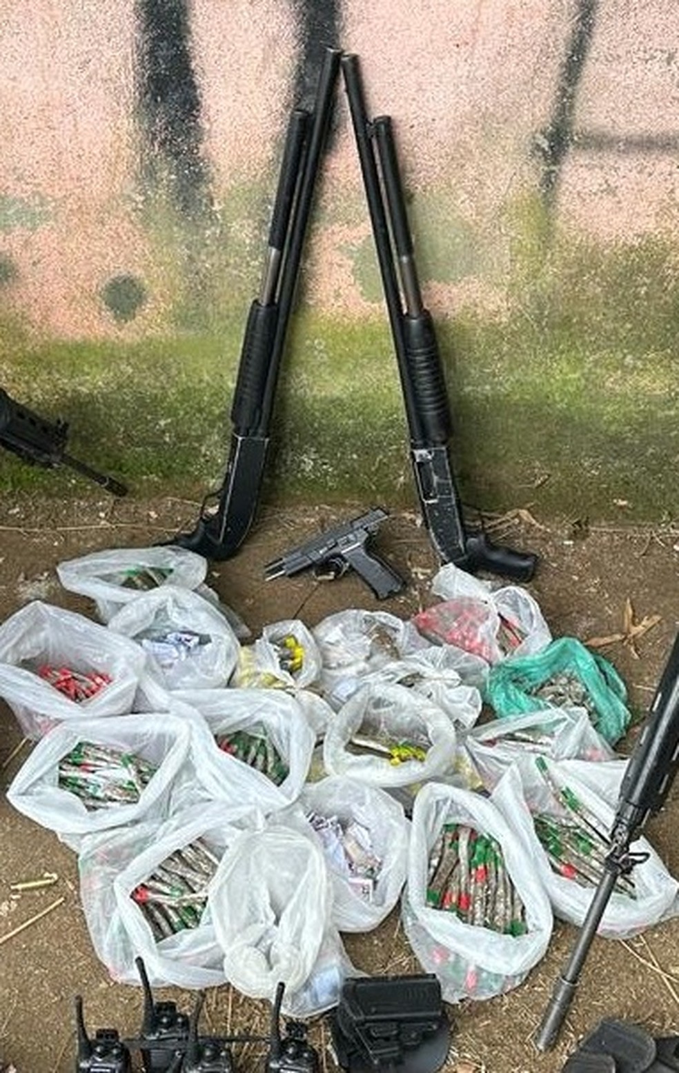 Armas e drogas apreendidas após tiroteio em Angra dos Reis — Foto: Divulgação/PM