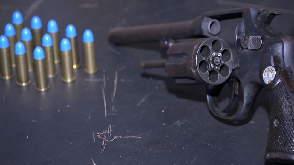 Arma e muni&ccedil;&otilde;es tamb&eacute;m foram apreendidas na casa durante buscas em Uberl&acirc;ndia &mdash; Foto: TV Integra&ccedil;&atilde;o/Reprodu&ccedil;&atilde;o