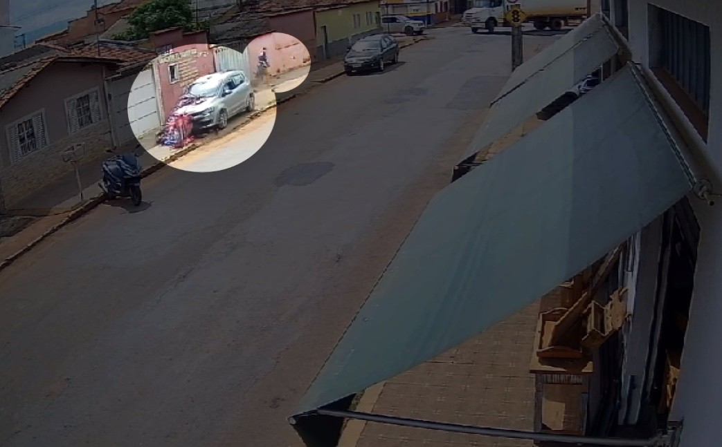 VÍDEO: Carro invade calçada e atinge ambulante em Boa Esperança, MG