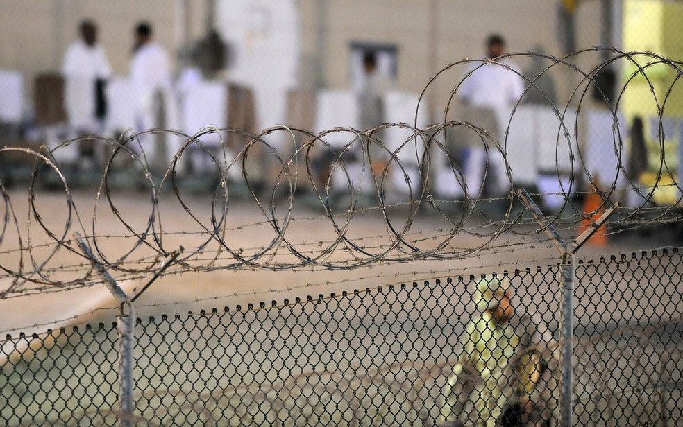 Um guarda naval dos EUA patrulha a área de recreação do Campo Delta, em Guantánamo, durante orações matinais dos presos em 7 de julho de 2010 — Foto: Reuters/U.S. Air Force Tech. Sgt. Michael R. Holzworth/US Army/Handout via Reuters