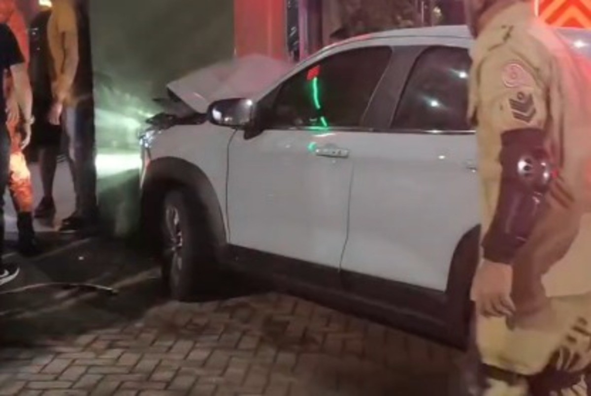 Motorista perde controle e bate carro na entrada de bar em Volta Redonda 